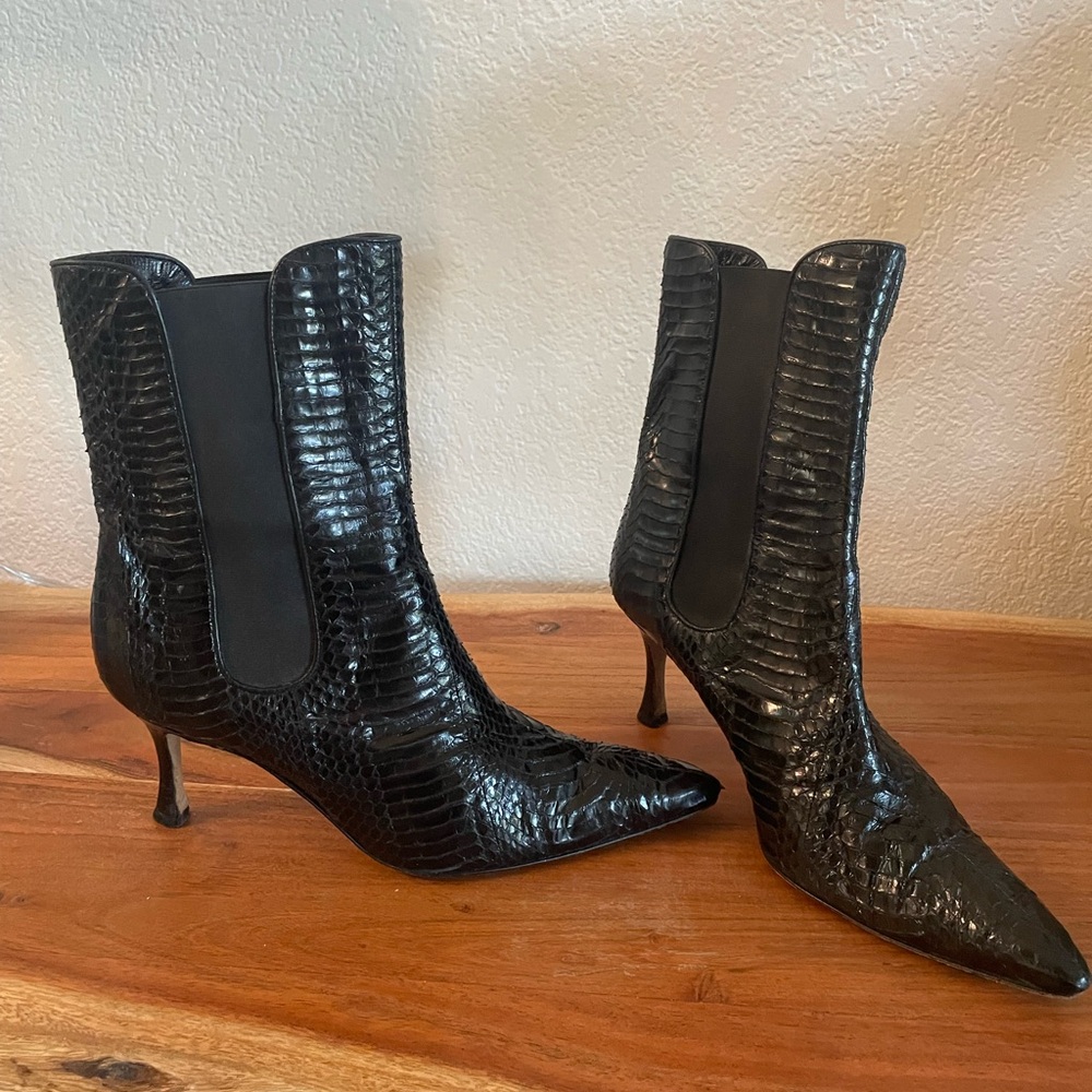 MANOLO BLAHNIK
Black Python Leather Ankle Boots Size 37